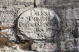 Médaillon portant l’inscription DILEXI DOMINE DECOREM DOMUS TUAE (Seigneur, j’ai aimé le séjour de ta maison) première partie du verset 8 du Psaume 26 de David