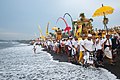 Una processione di purificazione degli oggetti sacri durante il giorno del melasti.