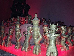 Figurillas de bronce con sayos ceñidos, Sanxingdui