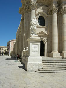 La statua di San Pietro posta sul lato sinistro inferiore