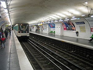 Vue des quais en 2011 avec l'entrée d'une rame MF 67 en direction de Pont de Sèvres.