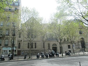 Façade de l'église du Saint-Sacrement contre l'ancien hôtel Potocki.