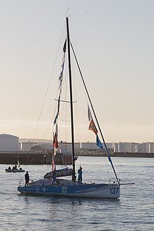 Le monocoque quitte le port du Havre sous les premières lueurs du jour