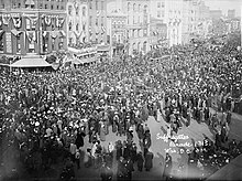 Photographie noir et blanc d'une foule importante qui manifeste