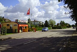 Huvudvägen genom Åskloster, med kiosken Klostergrillen till vänster.