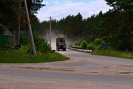 Урал-лесовоз едет через автомобильный мост р. Кобожа