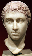 Cleopatra de Berlín, mediados del siglo I a. C., también con peinado tipo «melón» y diadema, expuesta en el Altes Museum.[1]​[3]​[444]​