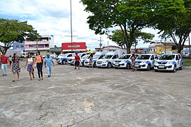 Praça de São João do Paraíso, distrito de Mascote. Ao fundo, fica a Av. Antônio Carlos Magalhães