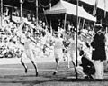 טד מרדית' מנצח את ריצת 800 מטר בשיא עולם