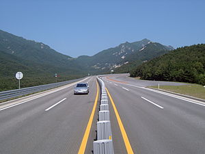 미시령동서관통도로(영동측). 인제군 북면 용대리와 속초시 노학동을 연결하는 미시령동서관통도로는 2006년 5월 개통되었다. 미시령동서관통도로의 전체 구간(인제:용대교차로↔미시령터널↔속초:학사평교차로)의 길이는 15.7km이며, 이 가운데 민자사업 구간인 3.69km는 태백산맥을 동서로 관통하는 터널로 개설되었다.