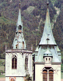 Der Alte Glockenturm (links) und der Neue Glockenturm (rechts).