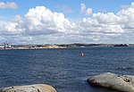 Göteborgs hamninlopp sett från fyren Musskären, Arendal, mot sydost. Lilla Aspholmen till vänster, och den mera bevuxna Stora Aspholmen, döljer nästan helt Nya Älvsborg.