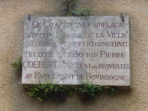 Plaque commémorative de l’ancien collège d'Avallon, au-dessus de la porte piétons du musée