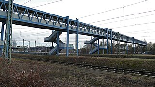 Die Fußgängerbrücke (Järvenpää-Brücke) am Südende der Bahnsteige