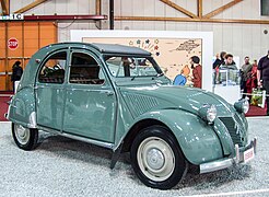 Voiture de couleur verte, vue de côté.