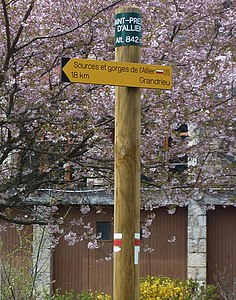 Panneau indiquant le GR 470 dans le bourg de la commune de Saint-Préjet-d'Allier.