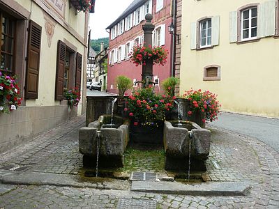 Fontaine dont le bassin primaire déverse l'eau par des rigoles dans deux bassins secondaires qui servaient à abreuver le bétail.