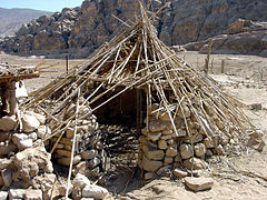 Reconstitution d'une maison ronde semi-enterrée du début du PPNB à Beidha en Jordanie.