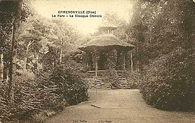 Le kiosque chinois au Grand Parc qui a remplacé le temple rustique disparu à l'époque des Radziwiłł, disparu à son tour par manque de solidité.