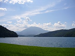 Sjön Nojiri-ko och berget Kurohime-yama