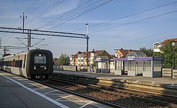 Persborg station mot nordost, 2007, med ett Öresundståg passerande mot Köpenhamn. Den dubbelspåriga banansträckan har högertrafik, liksom på Öresundsbron och i Danmark.