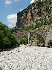 Pont en pierre sur le Voïdomatis