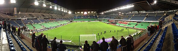 Image panoramique d'un stade, avec vue sur sa pelouse