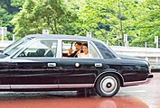 천황 즉위일인 2019년 5월 1일, 의전 차량(토요타 센추리)을 타고 고쿄(황궁)으로 이동하는 나루히토 천황과 마사코 황후