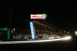 Les stands durant la phase nocturne de la course.