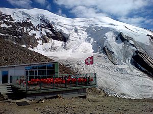 Hohsaashütte mit Blick zur Weissmies