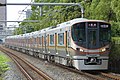 大阪環状線用に製造された323系。JR西日本発足後に新形式として製造された通勤型車両で唯一国鉄時代の車体色を継承している。