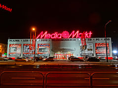 Media Markt la nuit à Bydgoszcz en Pologne.