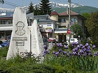 Bistritsa : Vue sur le monument au centre du village et la montagne Vitocha