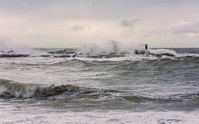 Vagues déferlantes contre le brise-lames l'Épi Dellon dans la rade en 2017.