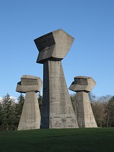 Sculpture Les trois Poings fermés, par Ivan Sabolić (1921-1986).