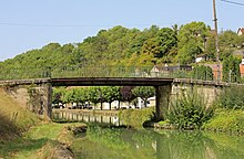 Photo d'un beau pont du village de Buffon. Aucun lien avec le naturaliste aimant les insectes.