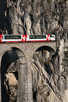 Train franchissant le viaduc de Landwasser et entrant dans le tunnel de Landwasser, sur la ligne Glacier Express des chemins de fer rhétiques en Suisse. (définition réelle 2 912 × 4 368)