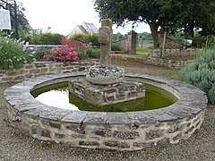 Croix et bassin devant la mairie.