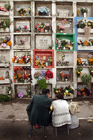 בתמונה, ביקור בבית קברות בעיר לאון במקסיקו, בזמן חגיגות יום המתים. בחג זה נהוג לבקר בבית קברות ובכנסיות, ולהביא נרות ופרחים לקברי אבות המשפחה.