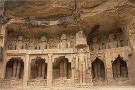 Monumentos y estatuas talladas en la roca de cuevas relacionadas con el jainismo, excavadas en la pared de la roca dentro de las cuevas de Siddhachal, fuerte Gwalior