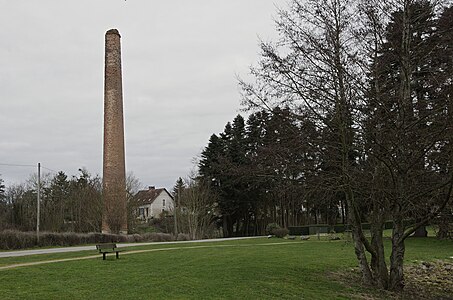 Cheminée carrée en brique de 1839 des anciennes forges de Mareuil-sur-Arnon (Cher, France).