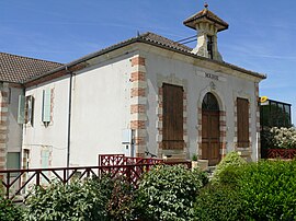 The town hall in Momuy