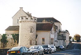 La tour ronde ; au fond à droite la place Paul Bert.