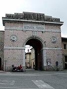 Porta Romana vom Stadtrand gesehen