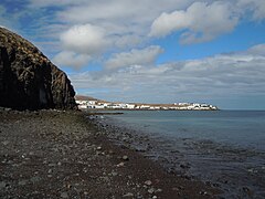 La plage au sud du village en est séparé par un éperon rocheux, fermé à marée haute.