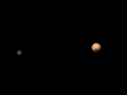 按照實際比例拍攝的冥王星和卡戎，新視野號拍攝。
