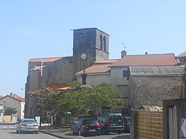 The church and surroundings in Saint-Bonnet-près-Riom