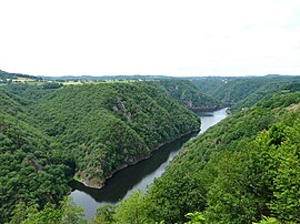 The river Dordogne seen from Saint Nazaire, the entire left part of the reservoir is located within Saint-Pierre