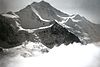 Die Schneehorn-Nordwand im unteren Bildzentrum vor derJungfrau. Der Schneehorn-Gipfel liegt am südlichen (d. h. im Bild hinteren) Ende des 200 m langen Gipfelgrates.