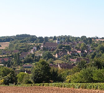 Saint-Aubin sur son tertre, vue du nord depuis le haut du coteau qui se prolonge par la droite jusqu'en arrière-plan